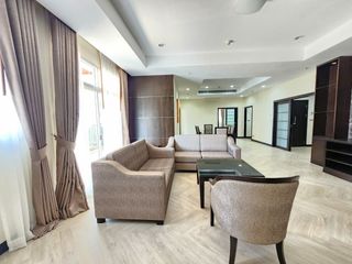 À louer 3 chambres appartement avec services à Khlong Toei, Bangkok