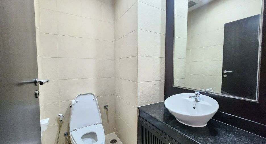 Аренда 3 спальни апартаменты с обслуживанием в Кхлонг Тоеи, Бангкок