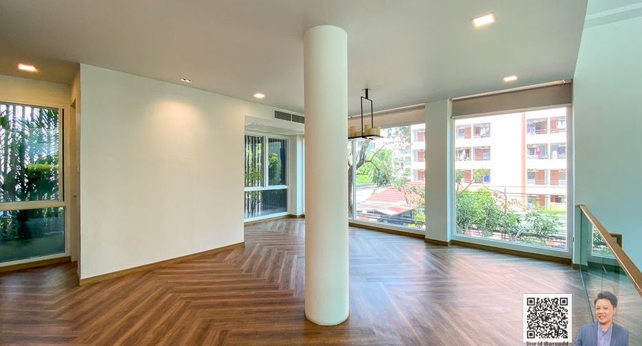 For sale 4 bedrooms townhouse in Watthana, Bangkok