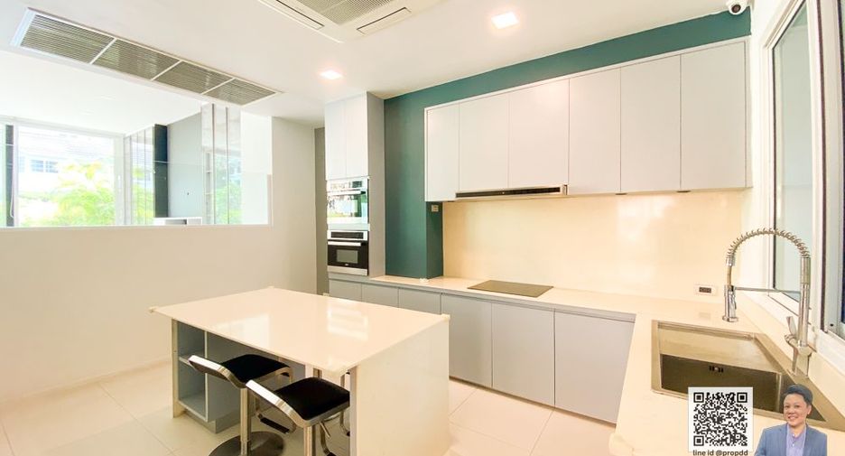 For sale 4 bedrooms townhouse in Watthana, Bangkok