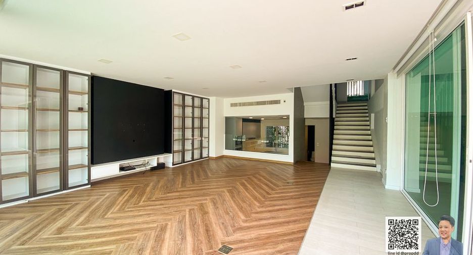 For sale 4 bedrooms townhouse in Watthana, Bangkok