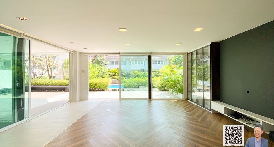 For sale 4 bedrooms townhouse in Watthana, Bangkok