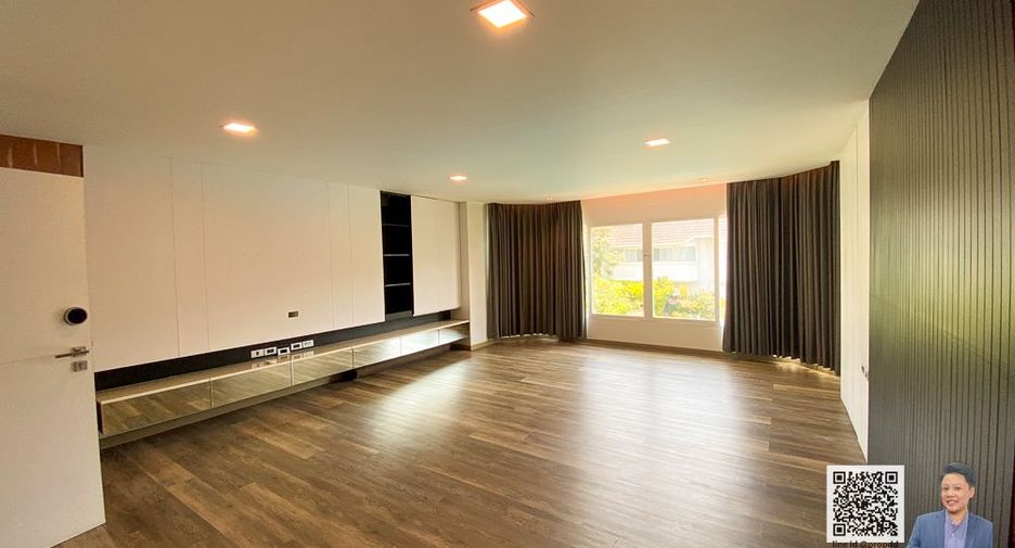 For sale 4 bedrooms townhouse in Watthana, Bangkok