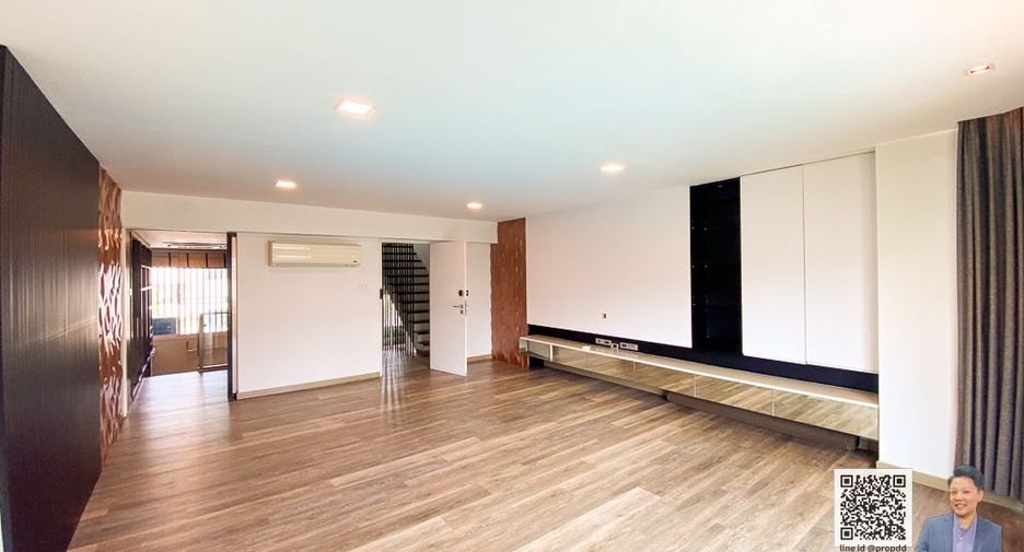 For sale 4 bedrooms townhouse in Watthana, Bangkok