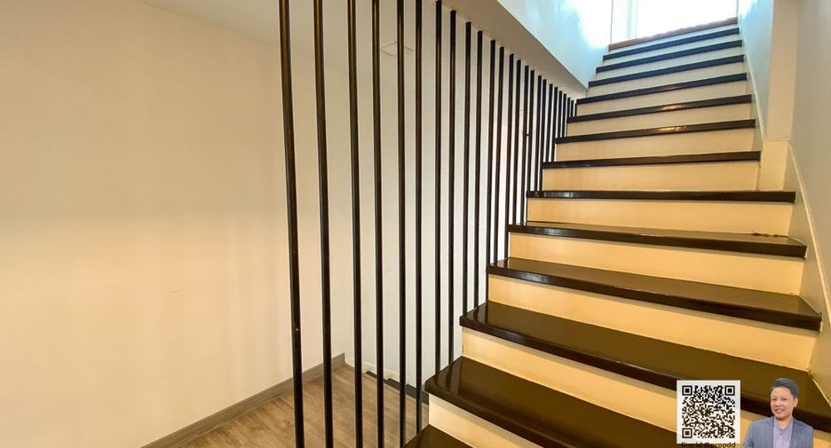 For sale 4 bedrooms townhouse in Watthana, Bangkok