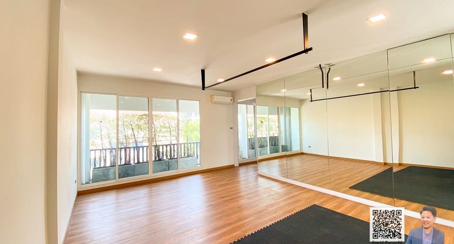 For sale 4 bedrooms townhouse in Watthana, Bangkok