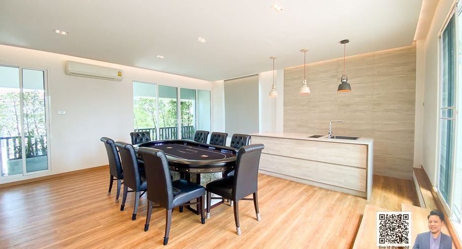 For sale 4 bedrooms townhouse in Watthana, Bangkok