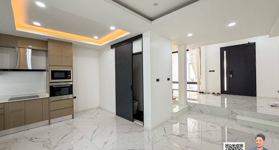 À vendre 4 chambres maison de ville à Watthana, Bangkok