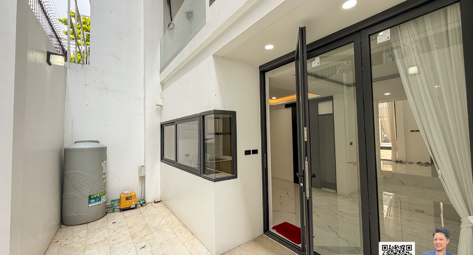 À vendre 4 chambres maison de ville à Watthana, Bangkok