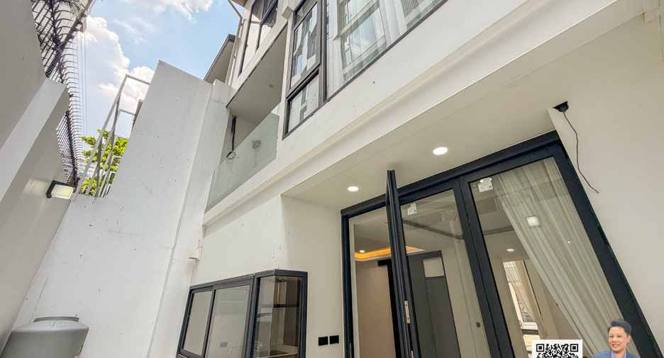 À vendre 4 chambres maison de ville à Watthana, Bangkok