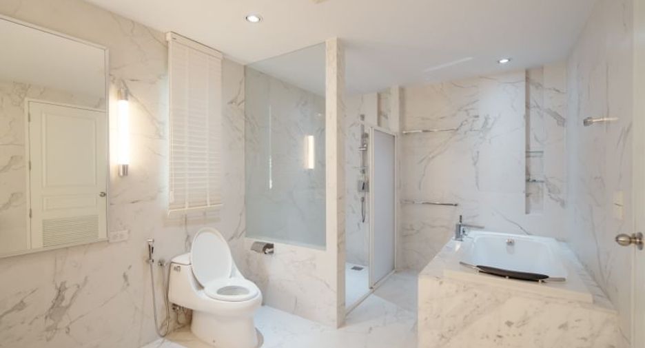 For sale 4 bedrooms retail Space in Watthana, Bangkok
