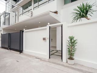 For sale 4 bedrooms retail Space in Watthana, Bangkok
