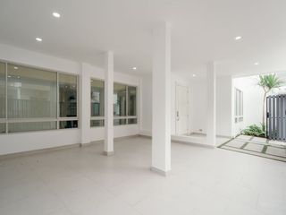 For sale 4 bedrooms retail Space in Watthana, Bangkok