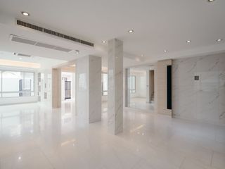 For sale 4 bedrooms retail Space in Watthana, Bangkok