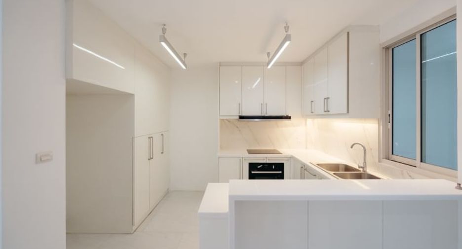 For sale 4 bedrooms retail Space in Watthana, Bangkok