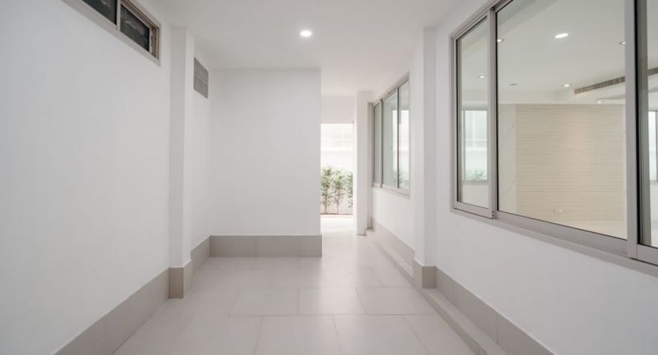 For sale 4 bedrooms retail Space in Watthana, Bangkok