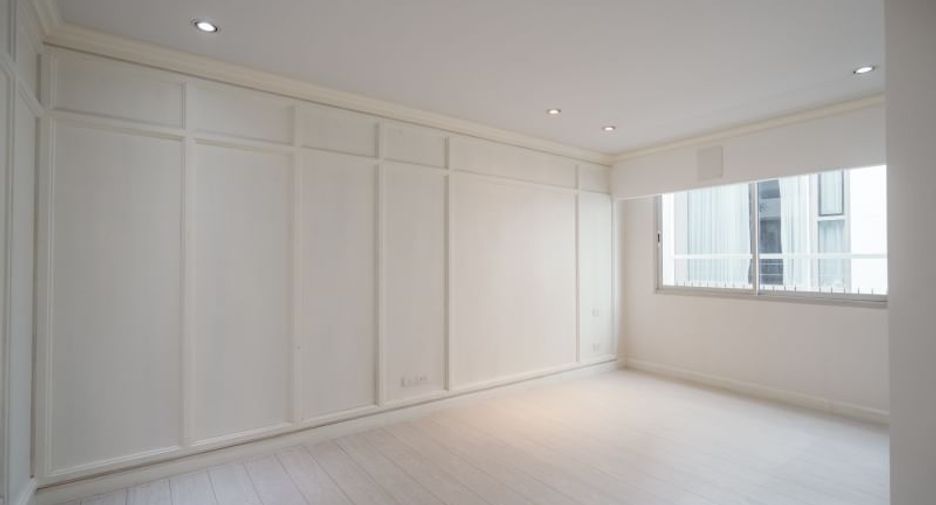 For sale 4 bedrooms retail Space in Watthana, Bangkok