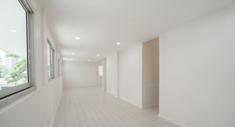 For sale 4 bedrooms retail Space in Watthana, Bangkok