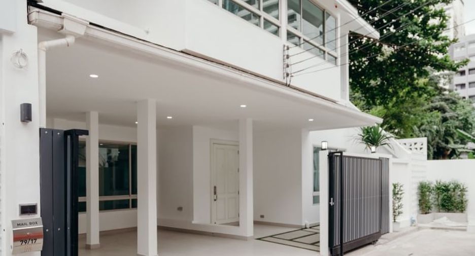 For sale 4 bedrooms retail Space in Watthana, Bangkok