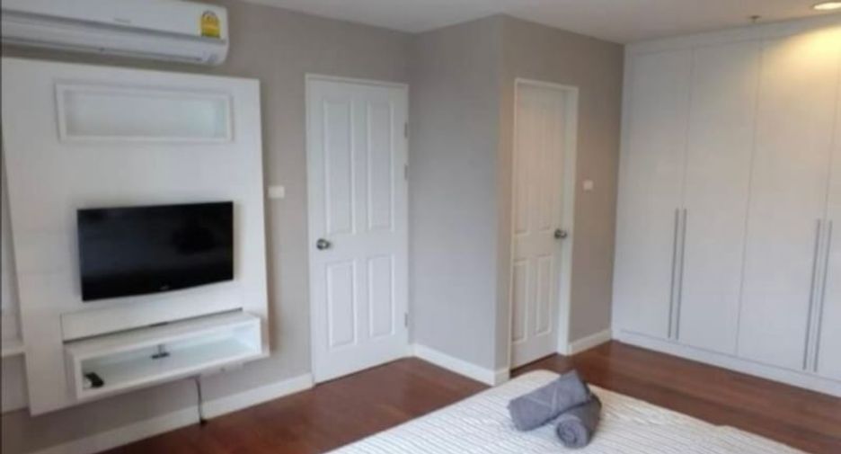 For sale 2 bed condo in Huai Khwang, Bangkok