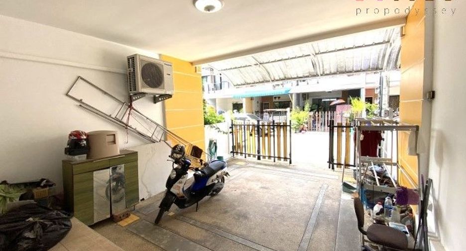 For sale 3 bedrooms townhouse in Prawet, Bangkok