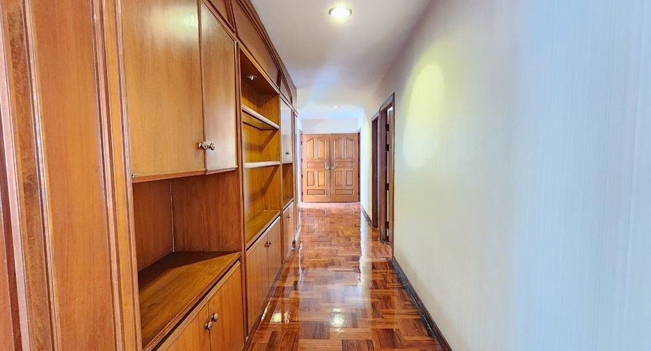 For rent 3 bedrooms apartment in Khlong Toei, Bangkok