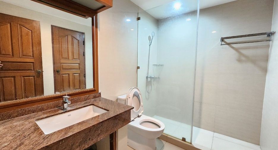 For rent 3 bedrooms apartment in Khlong Toei, Bangkok