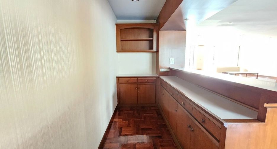For rent 3 bedrooms apartment in Khlong Toei, Bangkok