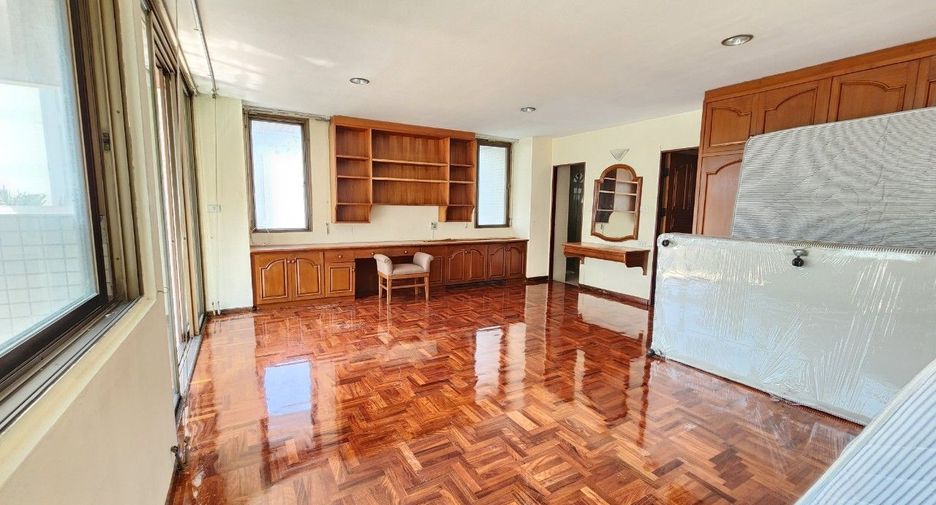 For rent 3 bedrooms apartment in Khlong Toei, Bangkok