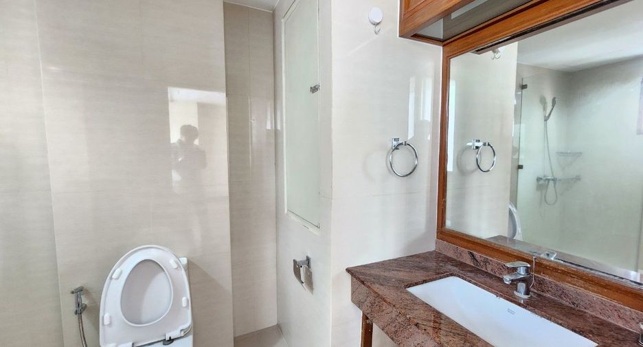 For rent 3 bedrooms apartment in Khlong Toei, Bangkok