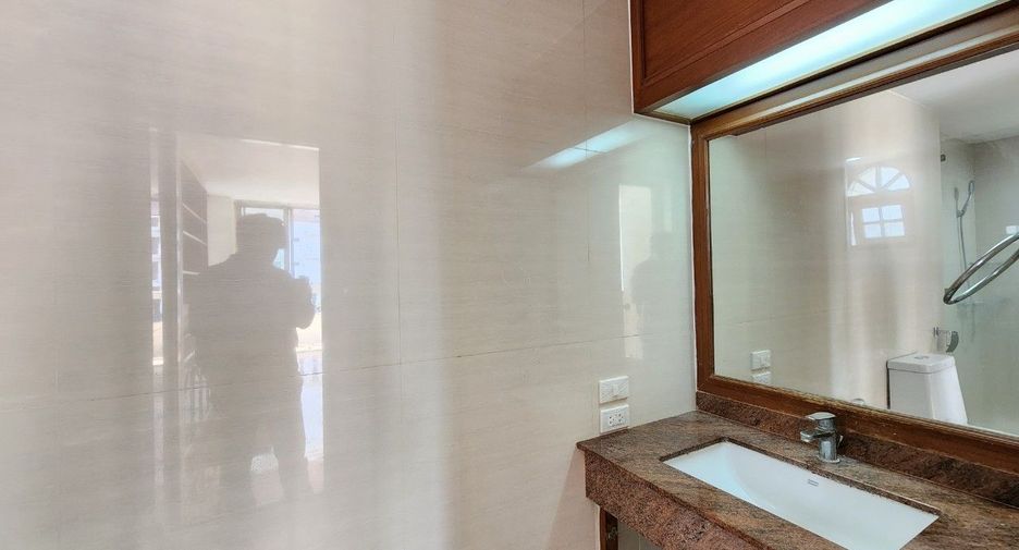 For rent 3 bedrooms apartment in Khlong Toei, Bangkok