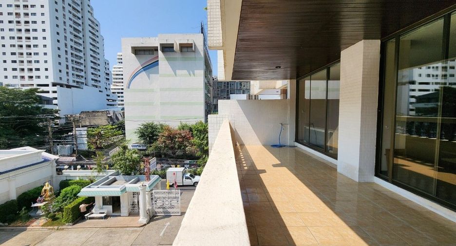 For rent 3 bedrooms apartment in Khlong Toei, Bangkok