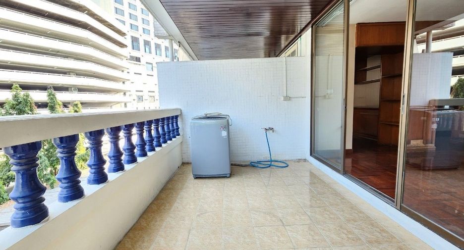 For rent 3 bedrooms apartment in Khlong Toei, Bangkok