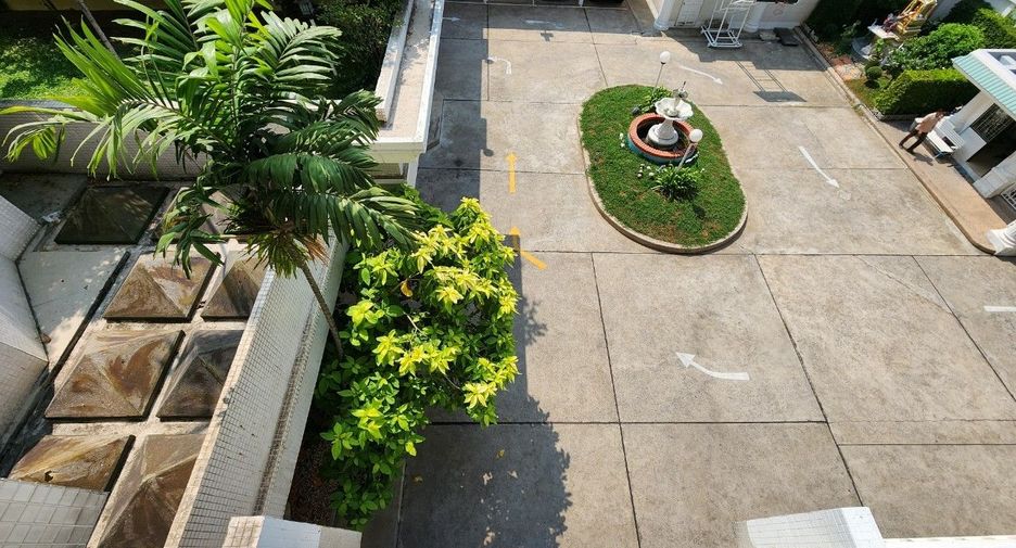 For rent 3 bedrooms apartment in Khlong Toei, Bangkok