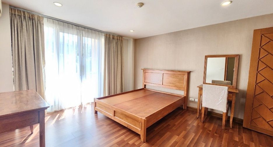 For rent 3 bedrooms apartment in Pathum Wan, Bangkok