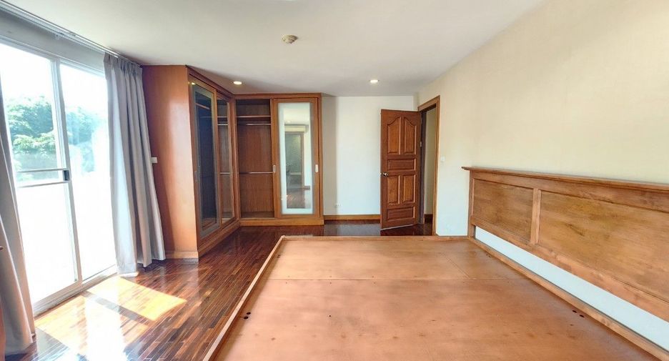 For rent 3 bedrooms apartment in Pathum Wan, Bangkok
