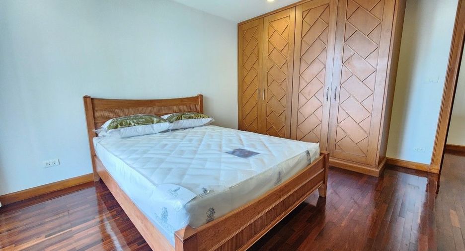 For rent 3 bedrooms apartment in Pathum Wan, Bangkok