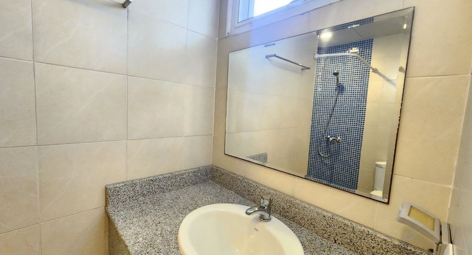 For rent 3 bedrooms apartment in Pathum Wan, Bangkok