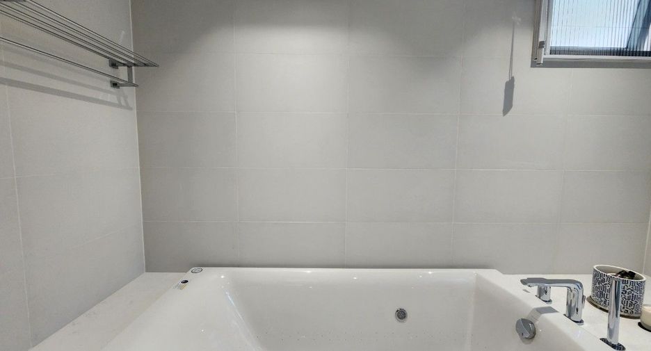 For rent 2 bedrooms apartment in Khlong Toei, Bangkok