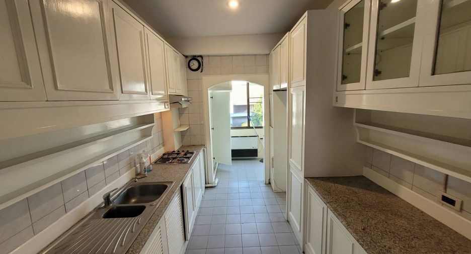 For rent 3 bedrooms apartment in Khlong Toei, Bangkok