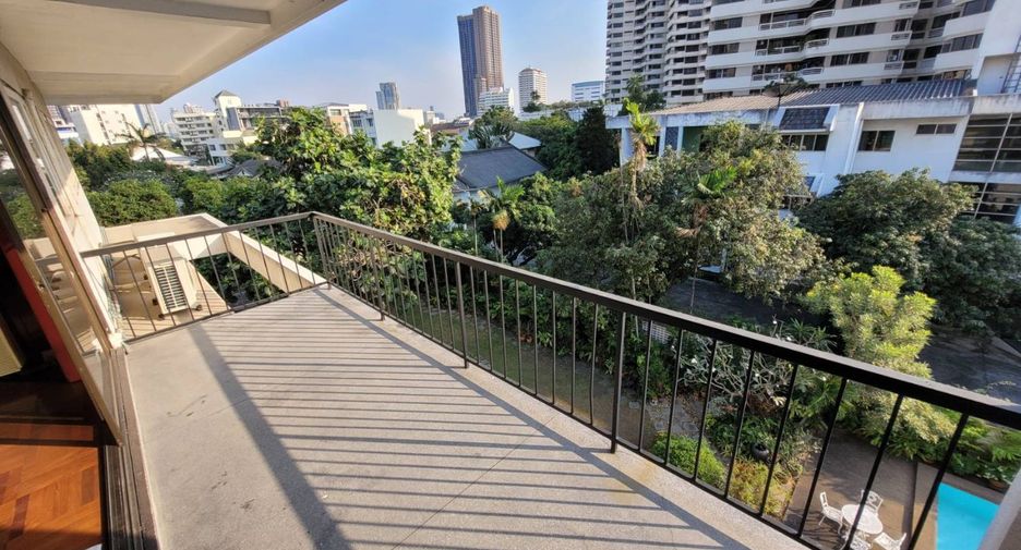 For rent 3 bedrooms apartment in Khlong Toei, Bangkok