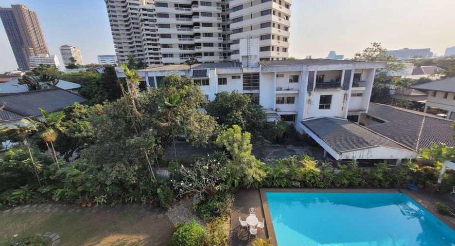For rent 3 bedrooms apartment in Khlong Toei, Bangkok