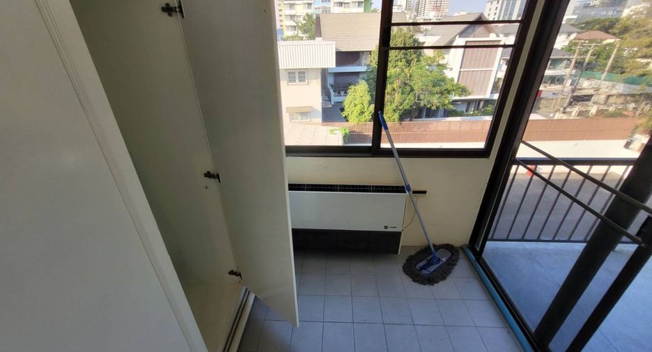 For rent 3 bedrooms apartment in Khlong Toei, Bangkok