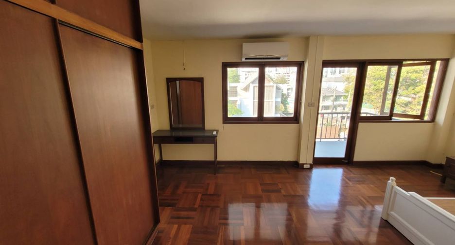 For rent 3 bedrooms apartment in Khlong Toei, Bangkok