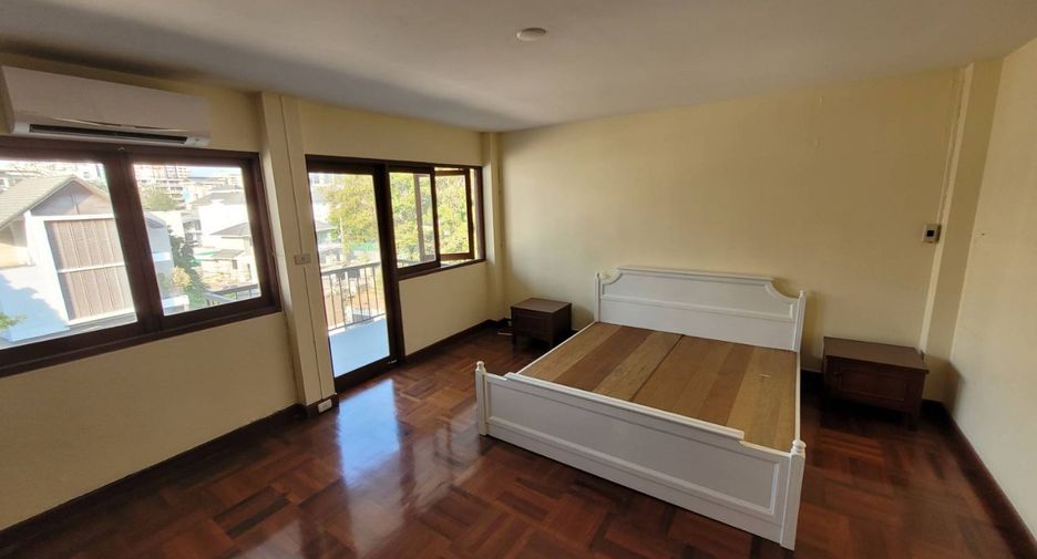 For rent 3 bedrooms apartment in Khlong Toei, Bangkok
