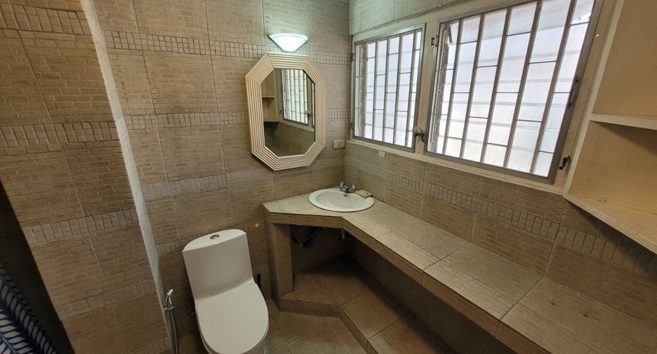 For rent 3 bedrooms apartment in Khlong Toei, Bangkok