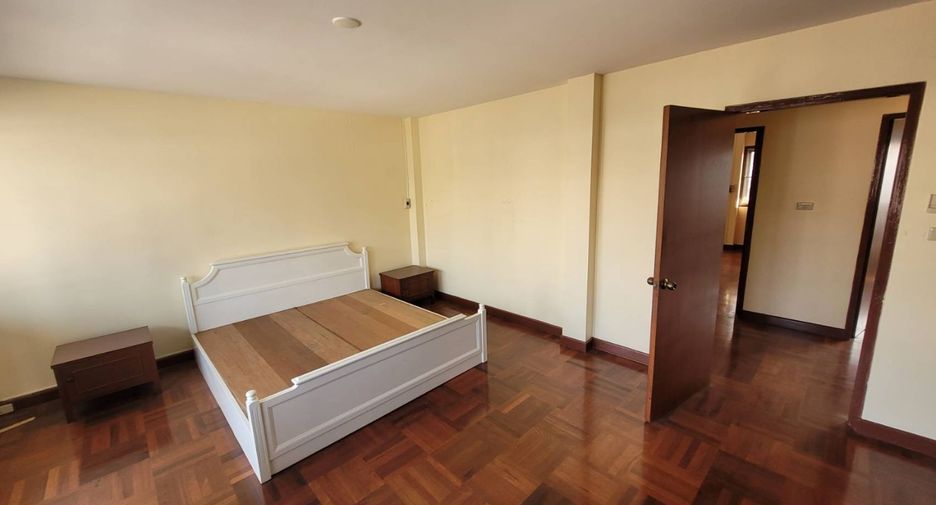 For rent 3 bedrooms apartment in Khlong Toei, Bangkok