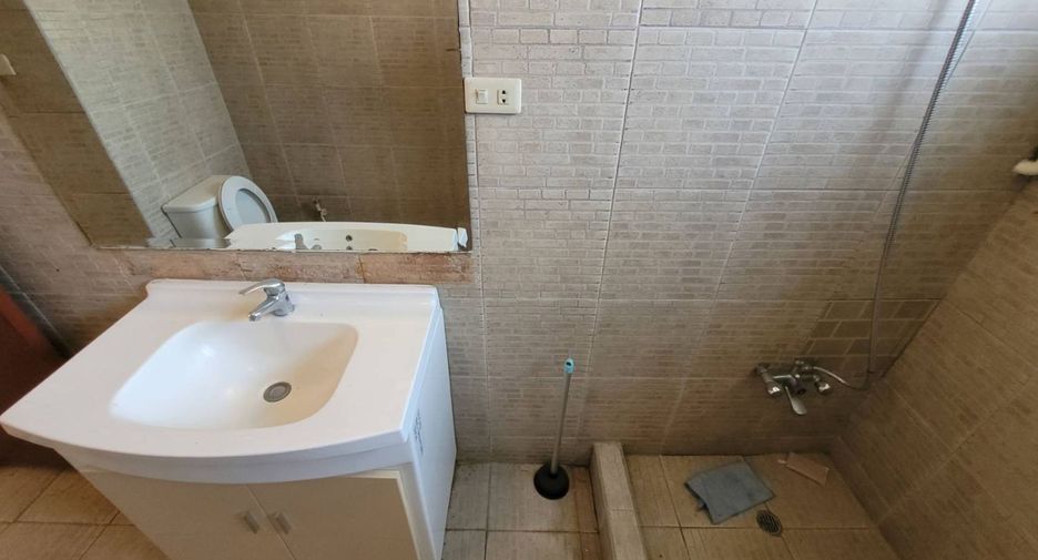 For rent 3 bedrooms apartment in Khlong Toei, Bangkok