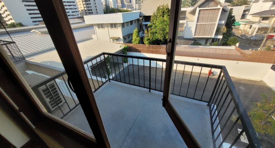 For rent 3 bedrooms apartment in Khlong Toei, Bangkok
