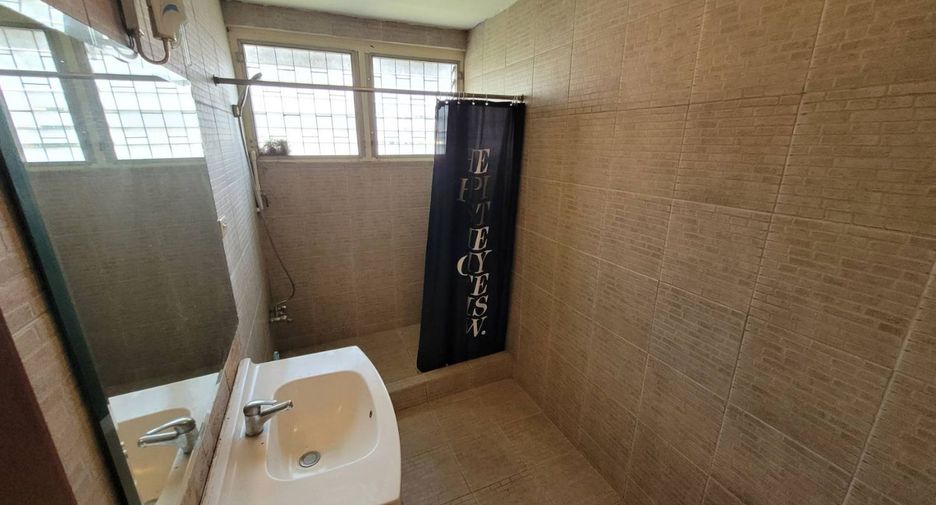 For rent 3 bedrooms apartment in Khlong Toei, Bangkok